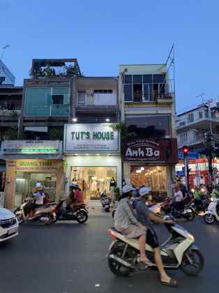 Bán căn nhà ngay góc ngã tư lê văn Sỹ- Huỳnh văn Bánh- quận Phú Nhuận.